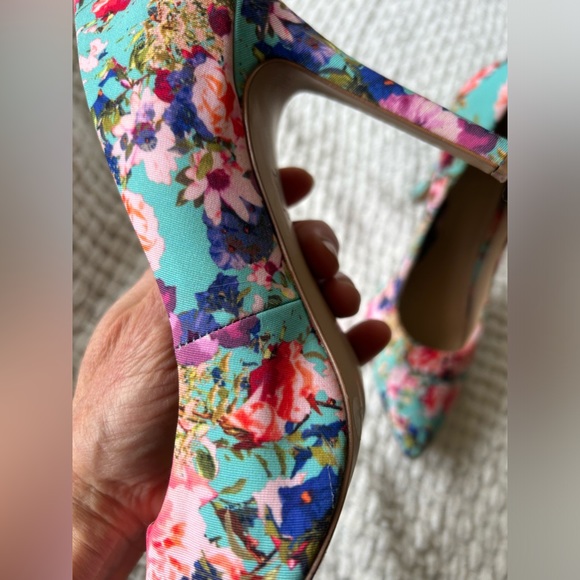 Vince Camuto size 8 floral fabric high heels. 4 inch/closed toe. Beautiful shoes - Picture 5 of 13